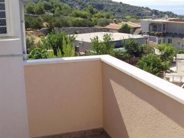 Apartments Mazuran Hvar Town Bagian luar foto